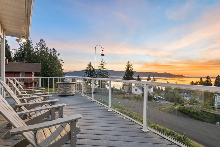 Magnificent Bay and Ocean Views, *Pet Friendly*, Hot Tub, Game Room w/ Pool, Foosball, & Ping Pong - Image 1