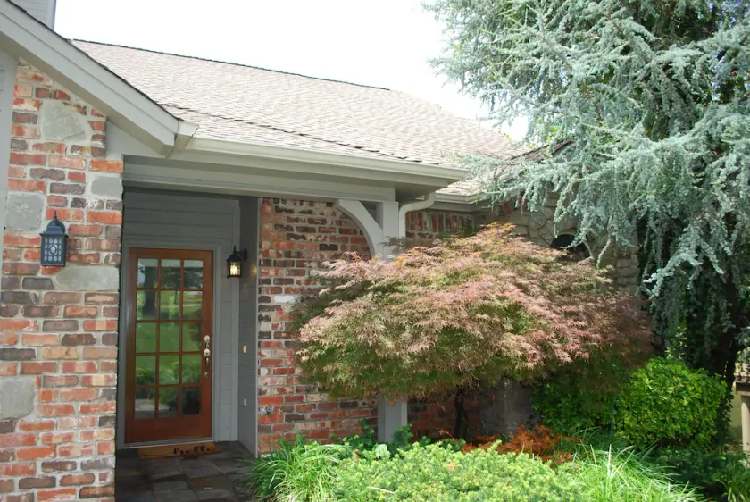 Lakeside relaxing home located in a quiet gated community - Image 1