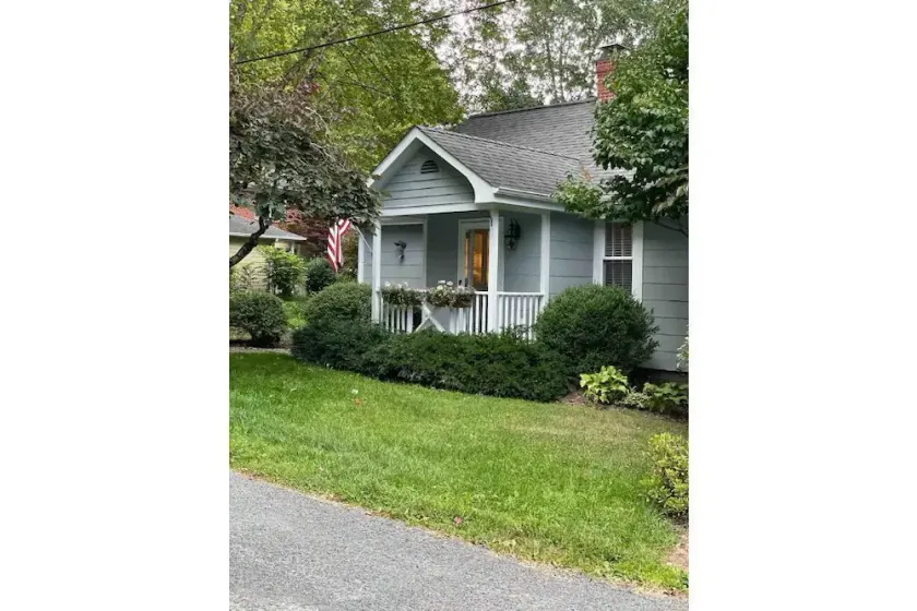 A special cottage! Opening available for  May 2 commitment weekend. - Image 1