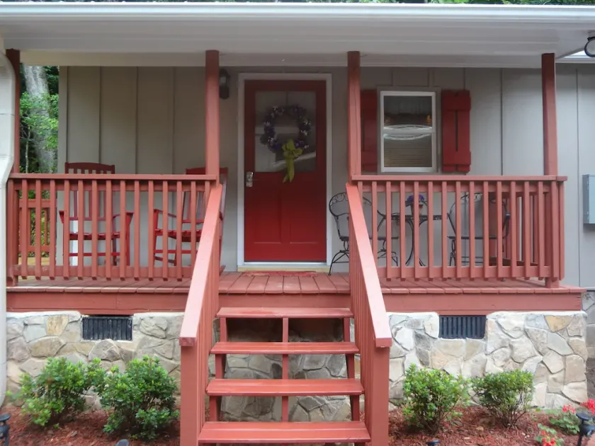 Charmerende NC Mountainside & Riverside Cabin In A Serene Vineyard Setting - Image 1