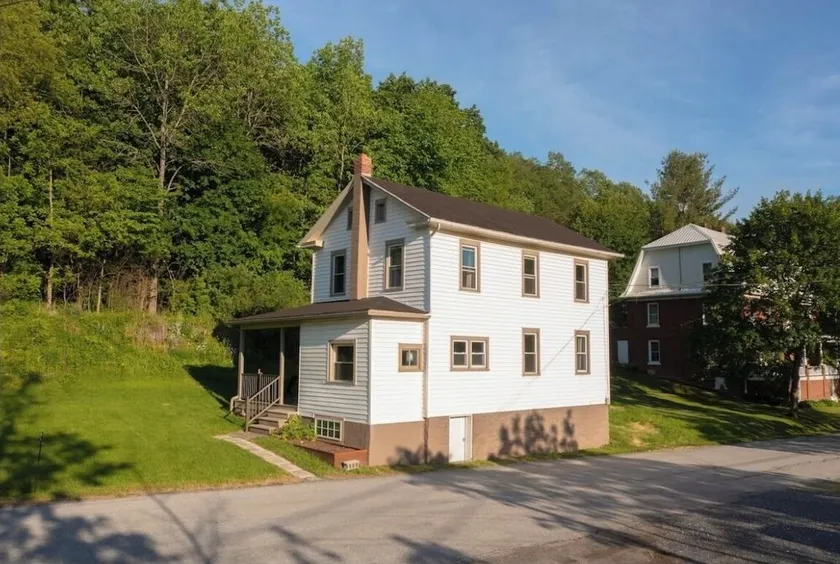 Newly remodeled, family-style home by the lake - Image 1