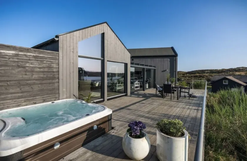ARKITEKTER-DESIGNET KABINET V / STOR HAV MED UDENDORS JACUZZI - Image 1