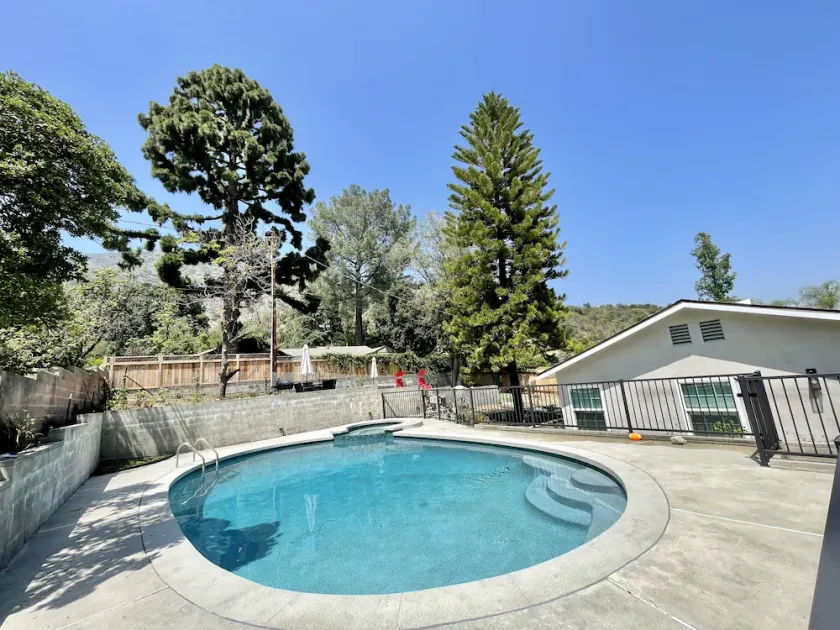 Salt Water Pool Over Look Mountain View - Image 1