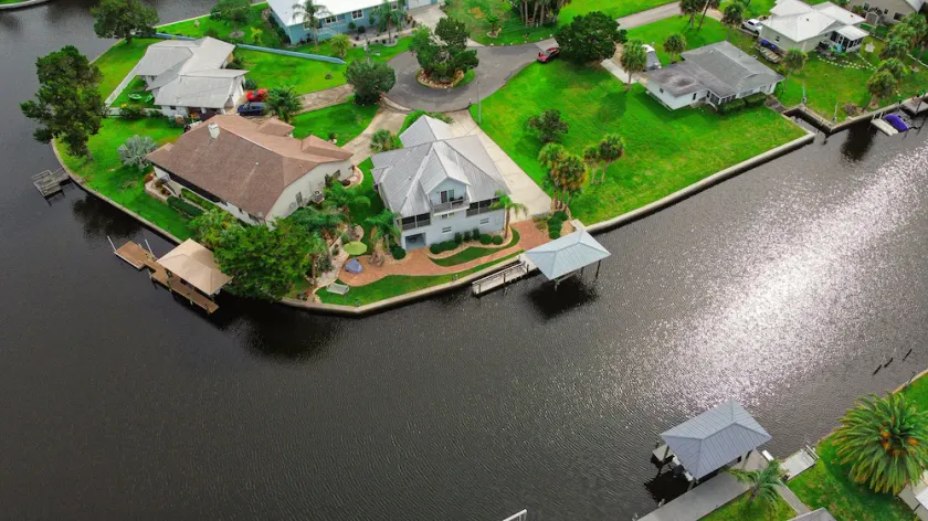 Spacious Waterfront Luxury Home w dock, kayaks & bicycles bring your boat! - Image 1