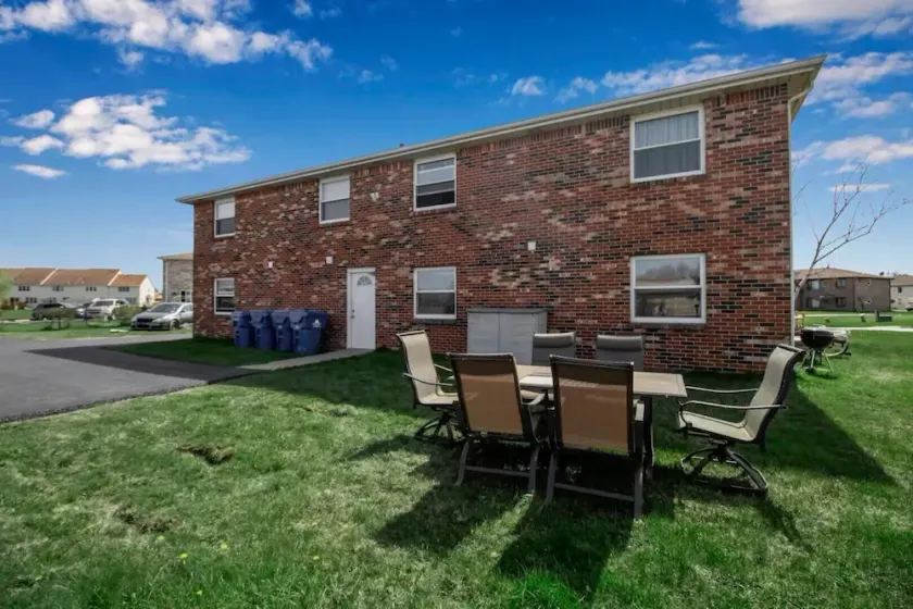 Lovely 2 bedroom apartment with free parking - Image 1