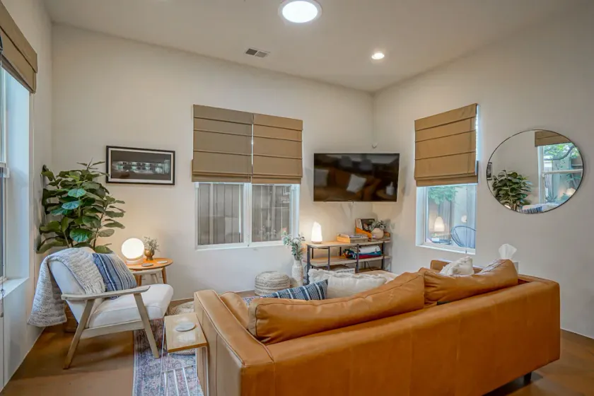 Boho 2b/2ba Downtown/OldTown, Patio w/fire feature - Image 1