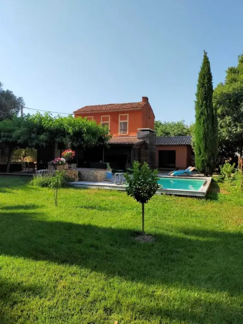 Villa with swimming pool, town center at 5', beaches at 10'. - Image 1