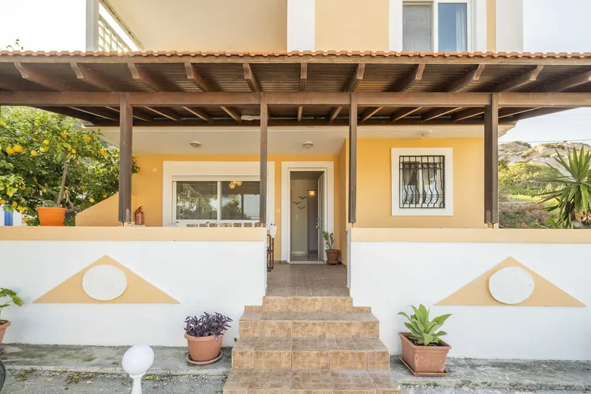 Cozy and spacious elevated house with sea view - Image 1
