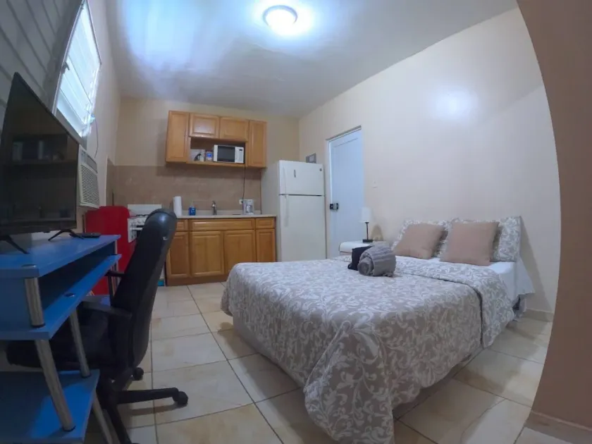 Apartment Double Bed- Sleeps 2 - Free WIFI - Image 1