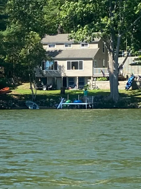Year-Round Lakeside Retreat - Image 1