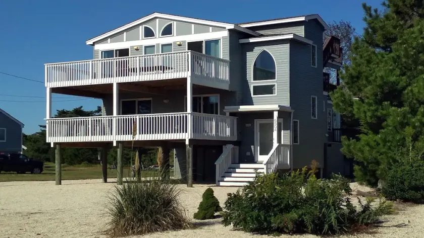 Ideal Location of Harvey Cedars, just steps from the Bay, 3-4 min walk to beach - Image 1