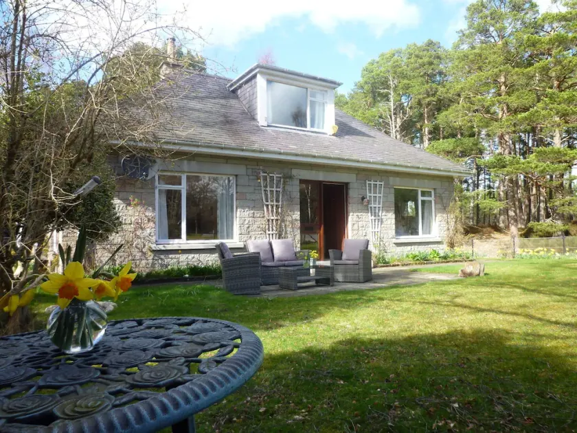 Fabulous location, luxury lodge for 8+2 in cots, hot tub, garden, garage, dogs   - Image 1