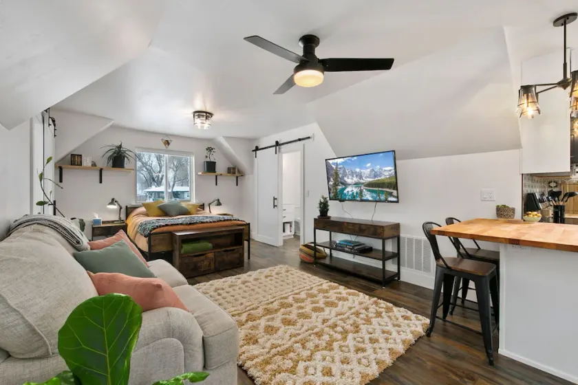 Bright, colorful & cozy studio in oldtown Timnath. Walking distance to a brewery - Image 1