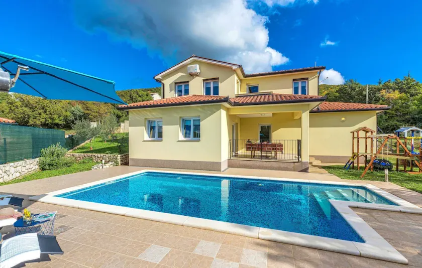New villa, fully fenced, private garden, pool, 4 km from the beach - Image 1