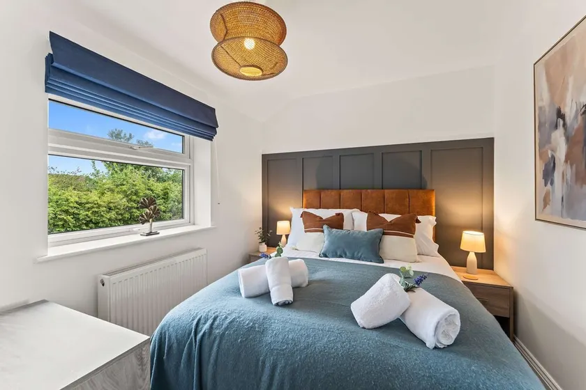 Modern Northwich 3 Bed by 53 Degrees Property, Sleeps 6 with FREE Parking - Image 1