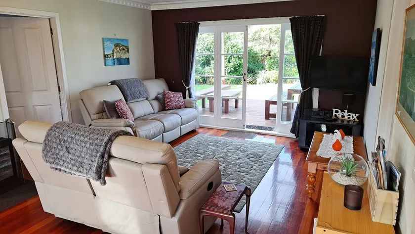 Wind down on White - 3 Bedroom -big Back yard - Image 1