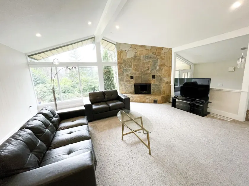 Spring Gate Estate by Elk Lake - Image 1