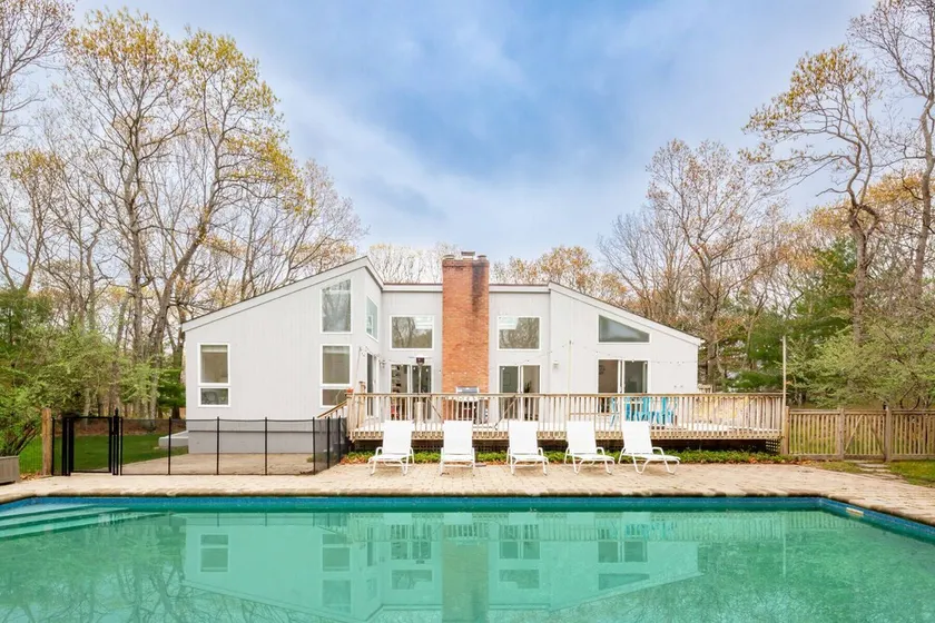 Modernes, sonniges Frühlingshaus mit großem Pool - Image 1
