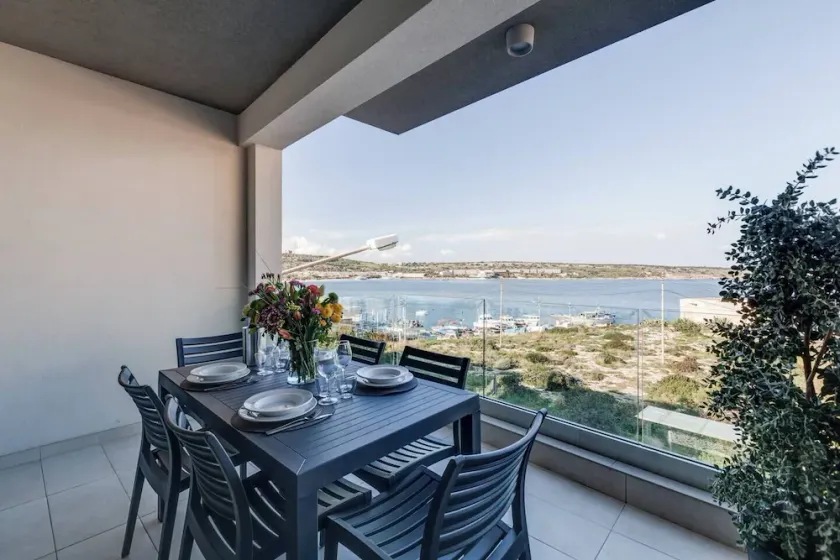 Cosy Mellieħa apartment just steps from the beach with sea views, terrace, 3 bedrooms & 3 bathrooms—perfect for families, friends, or business stays. - Image 1