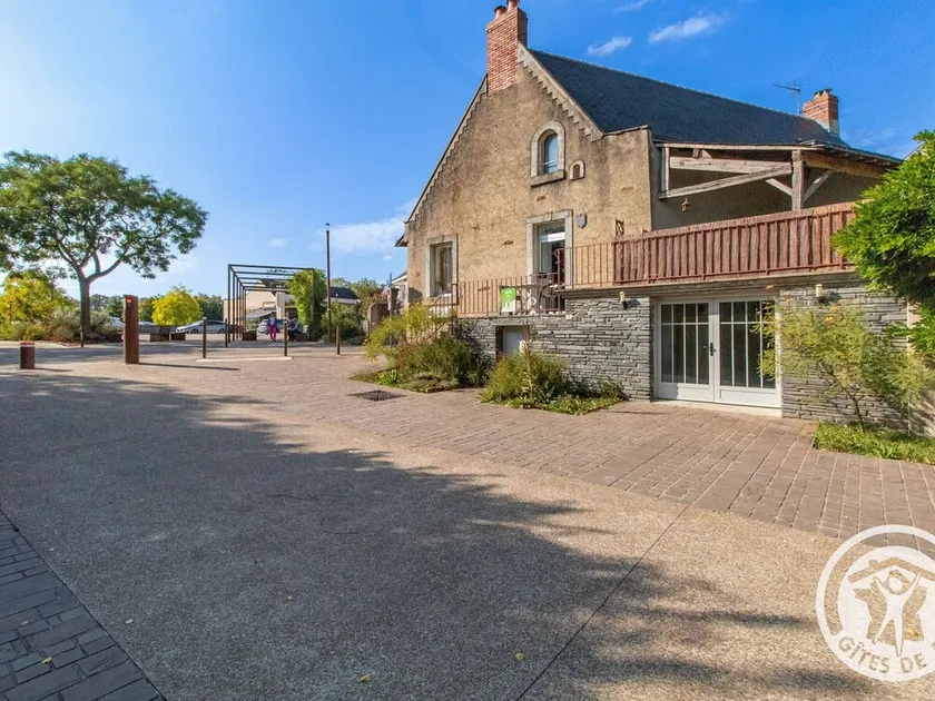 Charming Riverside Home in UNESCO Heritage Village with Modern Amenities & Near Angers - Image 1