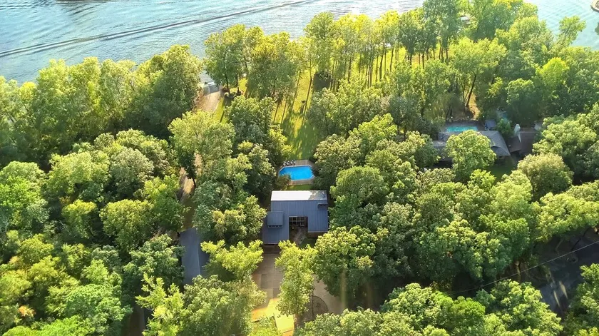 Retraite privée au bord d'un lac, avec piscine privée et embarcadère. À 15 du centre-ville de Hot Springs. - Image 1