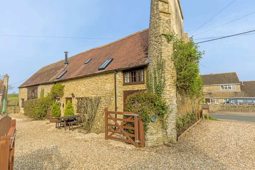 Spacious Cottage in North Cheriton, No Deposit - Image 1