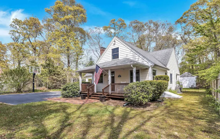 Jenkins Pond Beach Access with Basketball Hoop & Grill, Bright Cape Cod Retreat near Jenkins Pond in Falmouth - Parking, Modern Retreat with Outdoor Space, 24 Hour Hospitality - Image 1