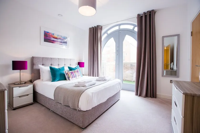 Stylish Spacious Apartment in Central Windsor - Image 1