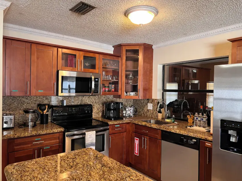 Entire Waterfront Roomy 3/2 Huge Backyard Home Great for Family or Working group - Image 1