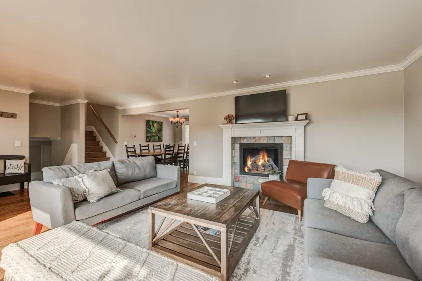 A Downtown Edmonds Kind of Stay! Spacious 4Bedroom+2.5Bath Close to Everything. - Image 1