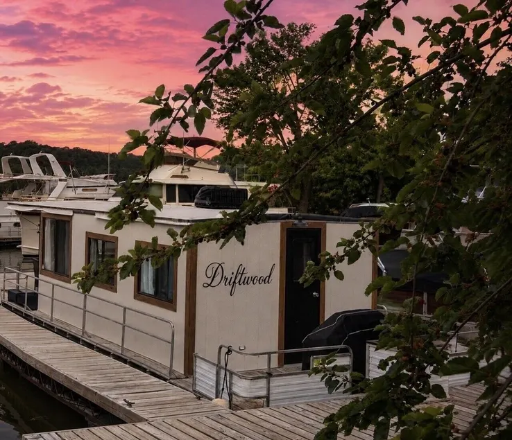\"Driftwood\" Cozy Houseboat on the Water for 2 - Image 1