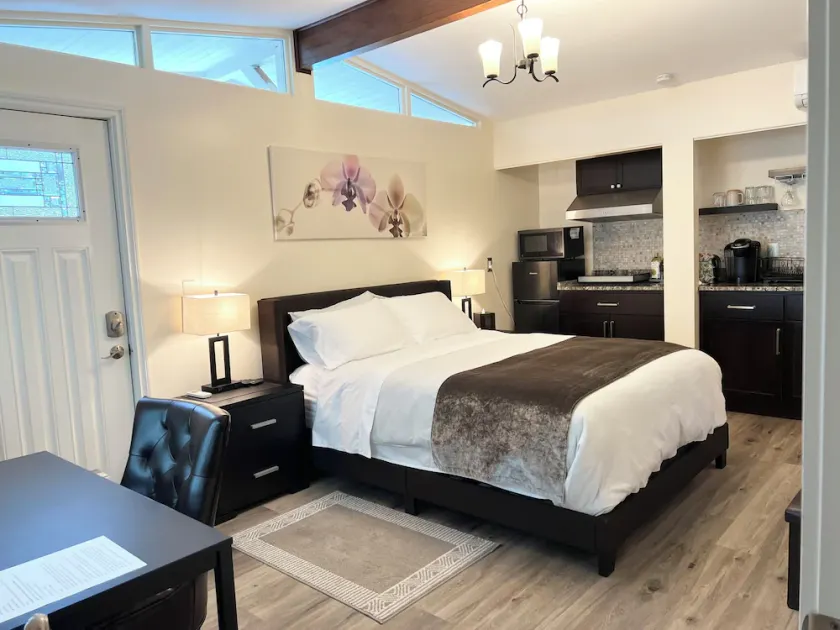 Luxury private suite in downtown Bellevue, free parking - Image 1