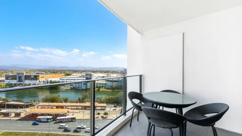 Modern Apartment with Hinterland Views Sierra Grand Broadbeach - Image 1