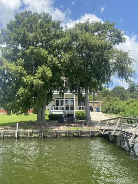 A fishing and swimming paradise . top tier lakeside house to enjoy - Image 1