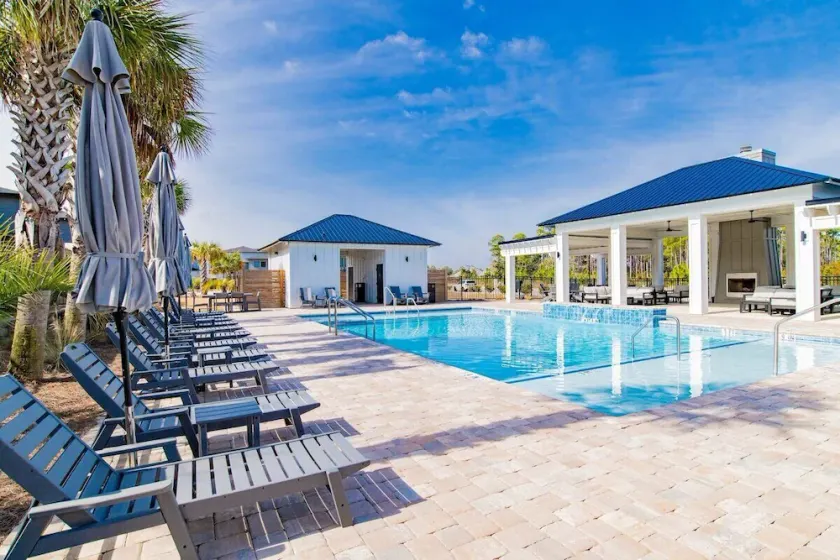 Modern Luxury 4BR Pool Bay Access Outdoor Dining - Image 1