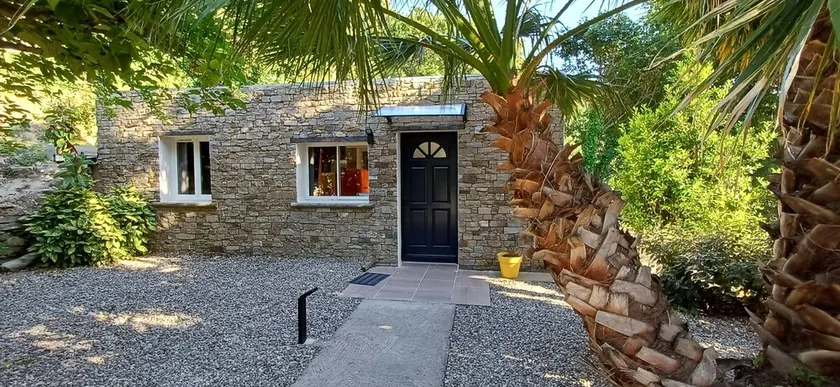 Pavillon en Pierre Isolé Dans un Écrin de Verdure Avec vue sur mer - Image 1