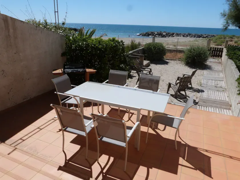 Beachfront villa directly on the beach - Image 1