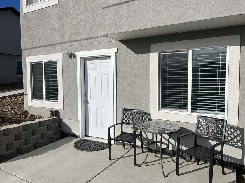 Perfect Little 2 Bedroom Basement apartment - Image 1