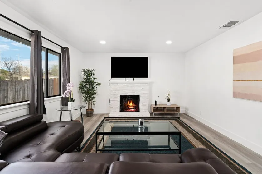ELEGANT SPACIOUS 3 BED/2BATHS HOUSE IN SUBURB SAC - Image 1