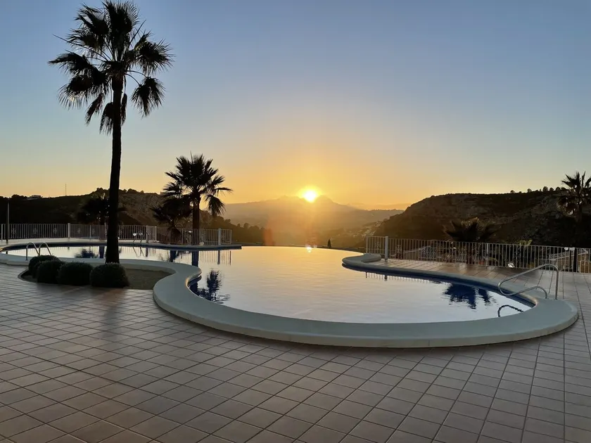 Tranquility, sun, breathtaking views & 7 minutes drive to sea - Image 1