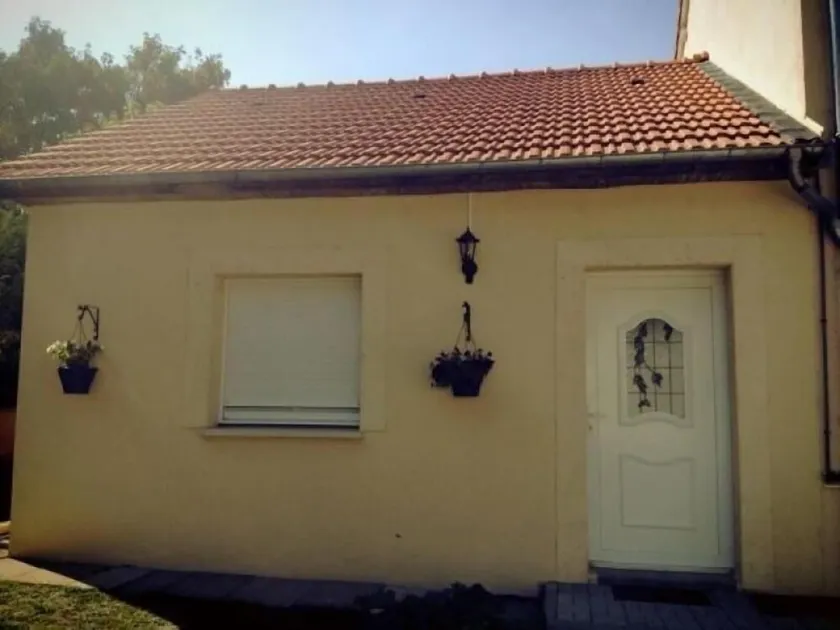 Cozy 2-Person Cottage in Étain Center with Terrace, Parking, and All-Inclusive Amenities - Image 1