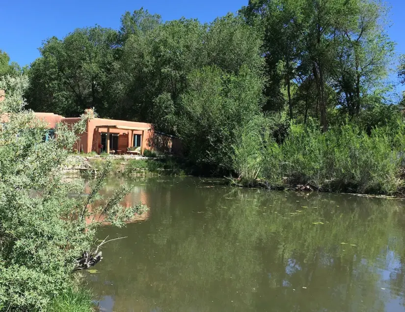 Einzigartiges Chimayo Village Adobe Casita auf einem Wildtierteich zwischen Santa Fe und Taos - Image 1