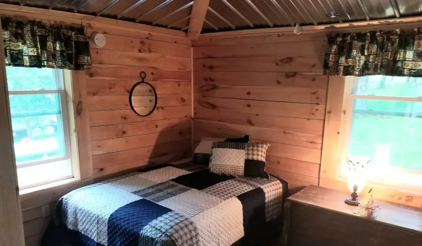Pines Retreat Getaway - Cozy Cottage, Short walk to Lake Noquebay  - Image 1