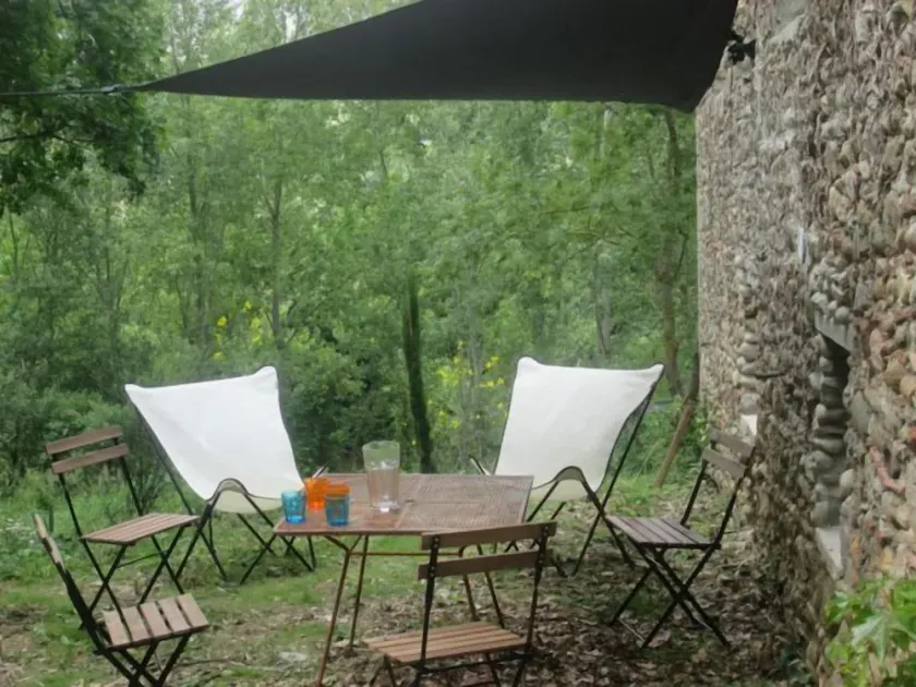 OVERHANGING A RIVER, SHEPHERD'S HOUSE, AUTHENTIC, FAMILY-FRIENDLY, WIFI - Image 1