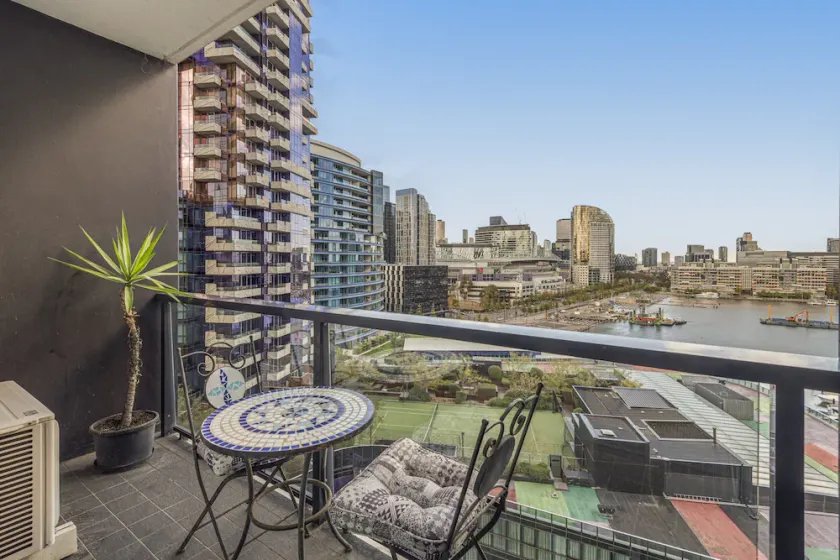 Docklands Waterfront Elegance with Cityscape Views - Image 1