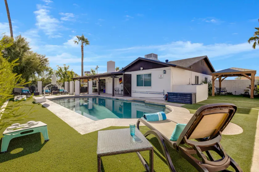 The Ranch 4 BD luxury retreat w. free heated pool - Image 1