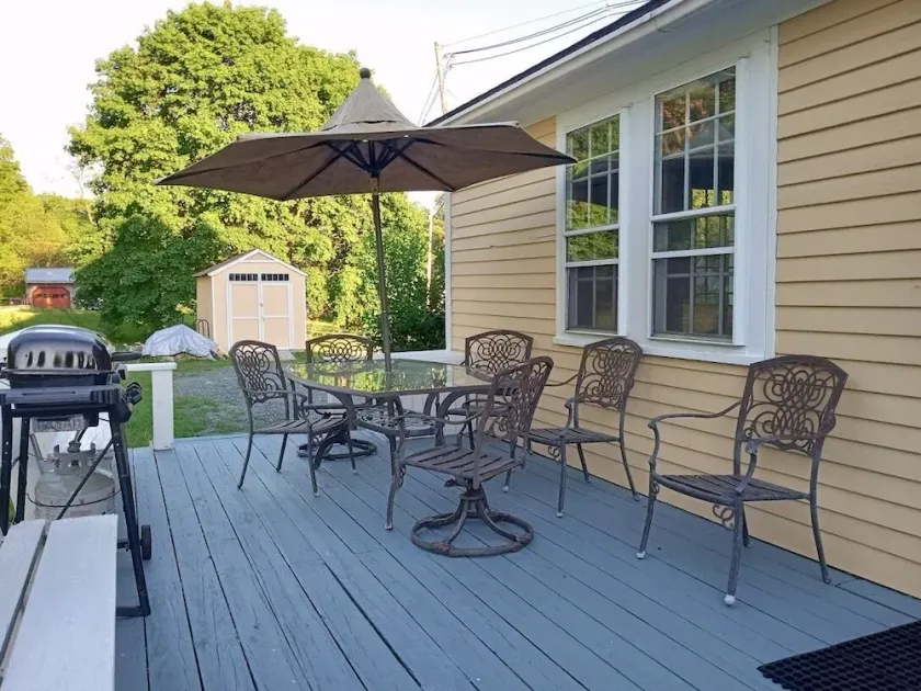 Historic Plank House Near Mount Sunapee - Image 1
