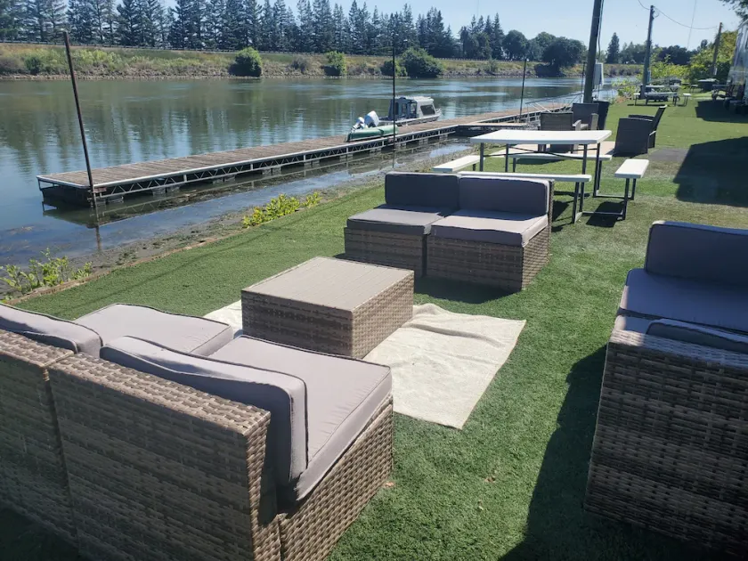 Relaxing Waterfront RV along the Sacramento River - Image 1