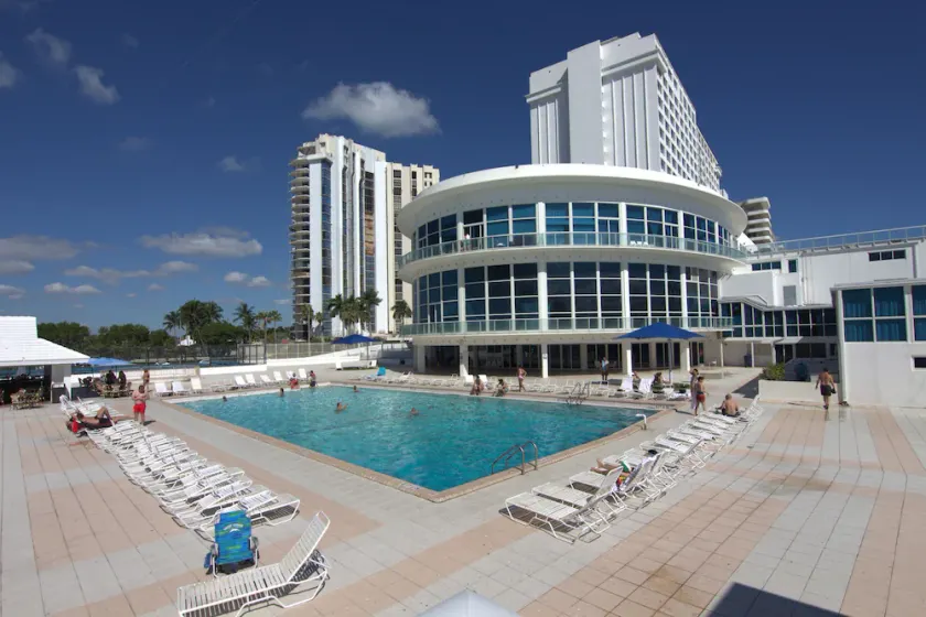 The Castle Beach Apartments - Image 1