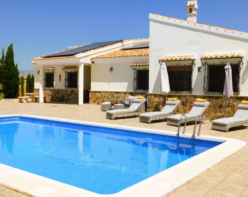 Villa spaziosa di lusso, aria condizionata, piscina enorme, 3 letto / 2 bagni, vista, tutti su un unico livello - Image 1